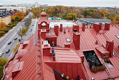 Målning av plåttak i Stockholm med omnejd. CC Plåt & Tak AB